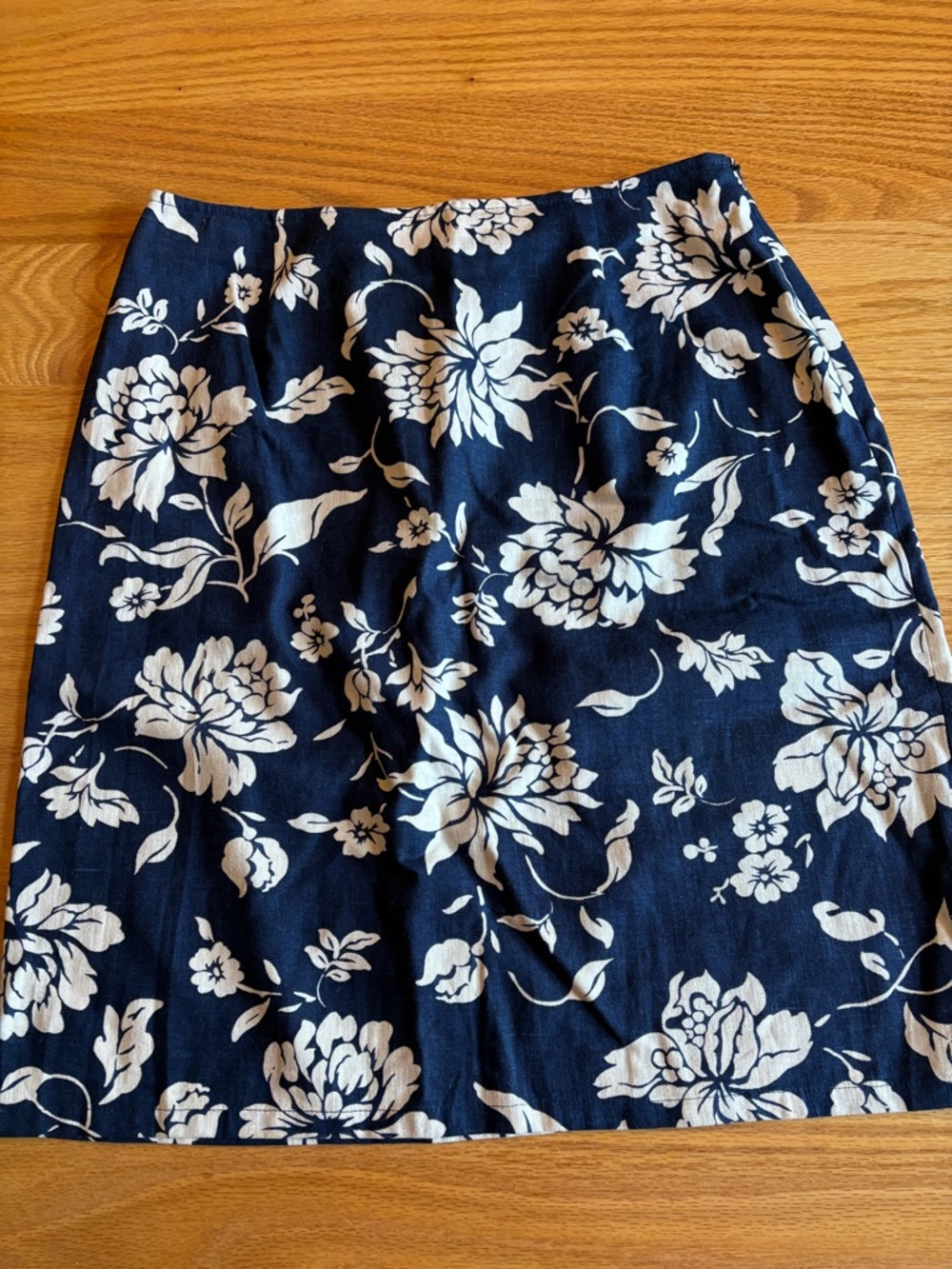 Talbots Women’s Navy Blue With White Floral Pattern Mini Skirt Size 8  Casual